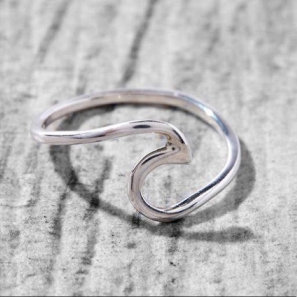 ✨Dainty Silver Wave Ring✨ - Picture 5 of 5